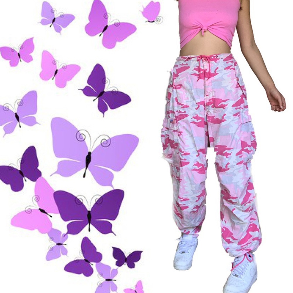The HOTTEST pink camo pants 🍧